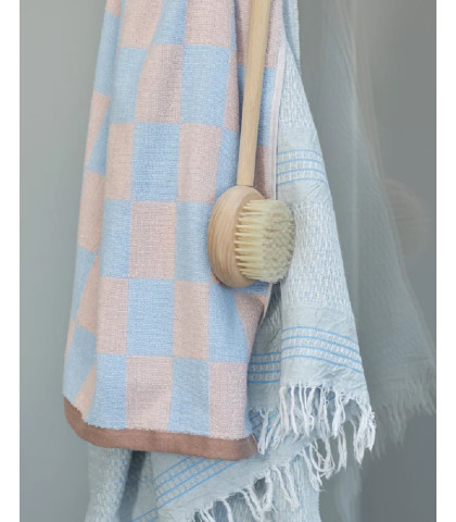 Virkelig skøn farvekombination på dette Mette Ditmer håndklæde. Håndklæde i skønne lyse farver og lækkert grafisk retro design.