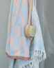Virkelig skøn farvekombination på dette Mette Ditmer håndklæde. Håndklæde i skønne lyse farver og lækkert grafisk retro design.