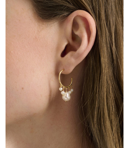 Pernille Corydon øreringe med feminine detaljer. Øreringe med hvide perler er et must-have i smykkesamlingen.