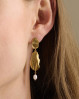 Pernille Corydon øreringe som hænger smukt ned fra øreflippen. Drift øreringe i forgyldt sølv.