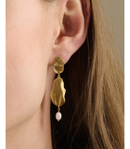 Øreringe som virkelig hænger flot og giver en elegant fylde. Pernille Corydon øreringe med feminine detaljer.
