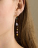 Øreringe med perler i forskellige størrelser og farver. Forgyldte Pernille Corydon øreringe med feminine detaljer.