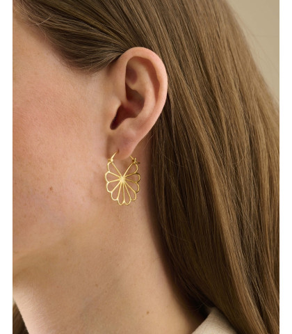 De smukke Bellis øreringe fra Pernille Corydon hænger så smukt og elegant ned fra øreflippen.