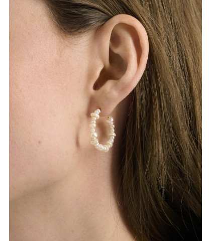 Skønne øreringe som helt sikkert bliver blandt dine yndlings. Pernille Corydon hoops med hvide perler hele vejen rundt.