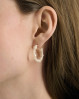 Skønne øreringe som helt sikkert bliver blandt dine yndlings. Pernille Corydon hoops med hvide perler hele vejen rundt.