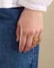 Justerbar Bellis ring fra Pernille Corydon. En ring som giver en smuk fylde på en elegant måde.
