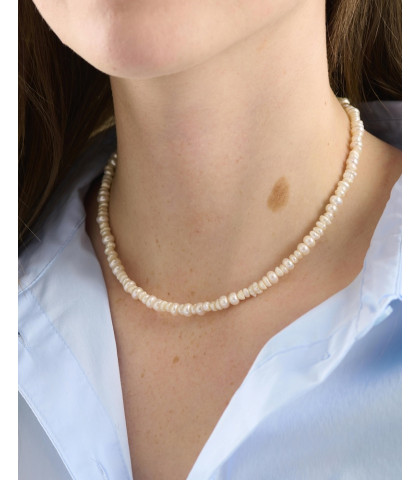 Utrolig smuk og elegant perlehalskæde med hvide perler i forskellige størrelser og form. Pernille Corydon halskæde.