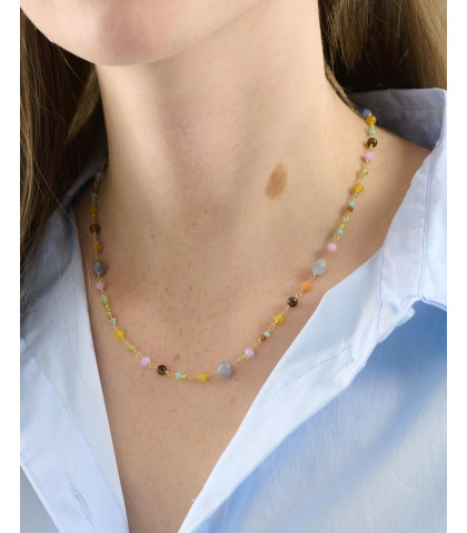 Elegant og feminin halskæde med mange skønne detaljer. Halskæde med perler i forskellige farver og forskellige størrelser.