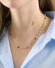 Elegant og feminin halskæde med mange skønne detaljer. Halskæde med perler i forskellige farver og forskellige størrelser.