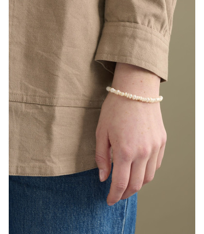Klassisk og feminint armbånd med ukurante hvide perler hele vejen rundt. Pernille Corydon armbånd i elegant design.