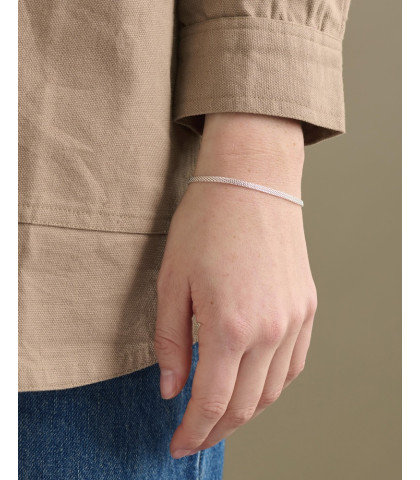 Klassisk armbånd med en skøn tidsløs elegance. Flad armbånd som både kan bæres alene eller du kan kombinere det med andre smukke armbånd.