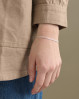 Klassisk armbånd med en skøn tidsløs elegance. Flad armbånd som både kan bæres alene eller du kan kombinere det med andre smukke armbånd.