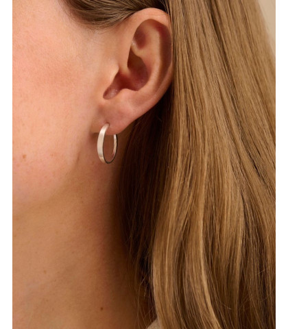 Helt klassiske øreringe som let kan styles både til hverdag og fest. Mindre creoler med blød og oval form.