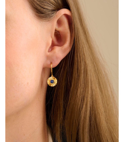 Autum Sky øreringe fra Pernille Corydon. Øreringe med en blå regnbue-månesten. Meget smukke og feminine øreringe.