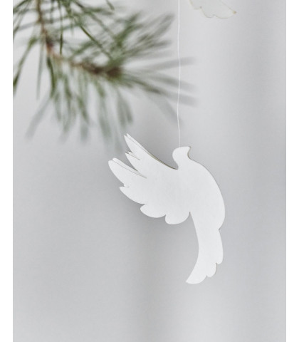 24 hvide duer lavet af papir hængende fra en ring. Fin og detaljeret Bird uro fra House Doctor.