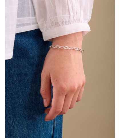 Det smukke Ines armbånd fra Pernille Corydon giver en virkelig smuk  og elegant fylde på håndleddet.