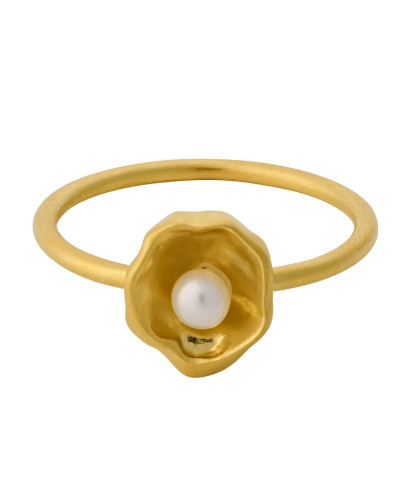 Klassisk og unik skønhed fra Pernille Corydon. Den smukke Hidden Pearl ring udstråler elegance og lethed.