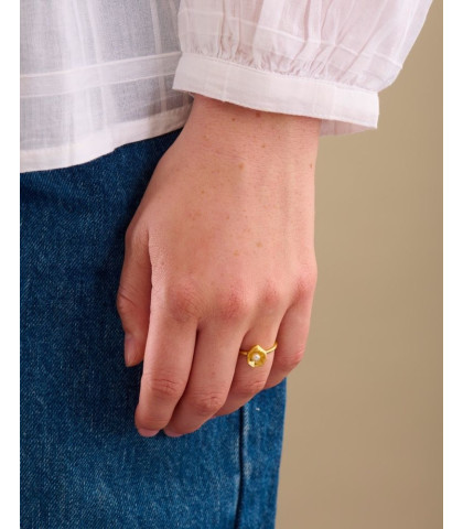 Meget smuk forgyldt fingerring med en fin lille ferskvandsperle. Pernille Corydon fingerring - Hidden Pearl ring i forgyldt sølv.