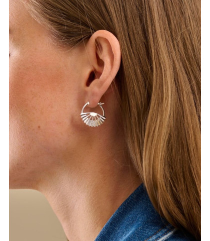 Øreringene hænger ind mod halsen, og giver derfor en fylde på en let måde. Pernille Corydon Sphere øreringe i sølv.