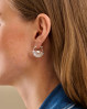 Øreringene hænger ind mod halsen, og giver derfor en fylde på en let måde. Pernille Corydon Sphere øreringe i sølv.
