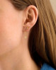 Det perfekte smykkesæt til dig med flere huller i ørerne. Boksen indeholder 3 forskellige øreringe lavet af forgyldt sølv.