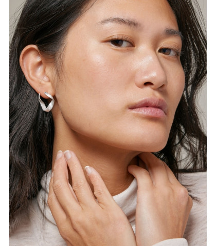 Meget smukke Dalia øreringe fra ENAMEL. Øreringenes snoede design giver et elegant udtryk.
