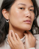 Meget smukke Dalia øreringe fra ENAMEL. Øreringenes snoede design giver et elegant udtryk.