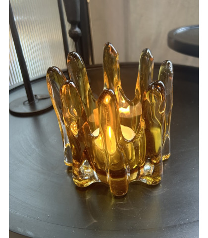 Skab den perfekte hyggelige stemning om aftenen i hjemmet med denne smukke Clust glas-lysestage fra House Doctor.