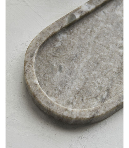 Unik marmorbakke med en perfekt længde så der er plads til 2-3 cremer/sæbe