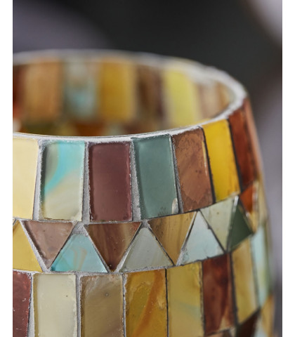 Mosaik fyrfadsstage med de skønneste farvekombinationer. Tilfør kulør til dit hjem med House Doctor mosaik fyrfadsstage.