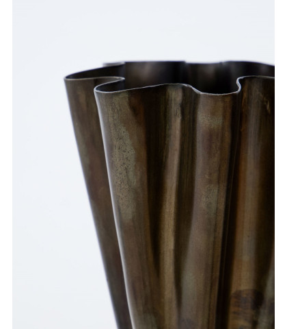 Lille skøn Flood vase fra House Doctor. Skønne detaljer kombineret med et råt look.