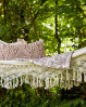 Det perfekte tæppe til haven, terrassen og sommerhuset. Quiltet tæppe med romantisk look.