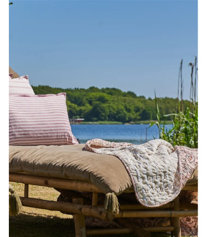 Skab den helt perfekte sommerhusstemning på terrassen med dette skønne Speedtsberg quiltede tæppe i rosafarvede nuancer.