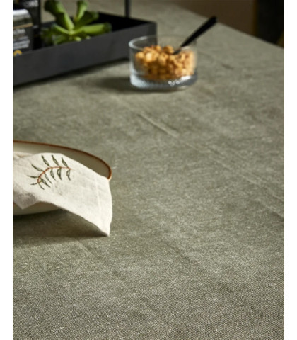 Lav et hyggeligt opdækket bord med denne elegante grønne hør dug fra Speedtsberg. Ensfarvet dug i hør/bomuld.
