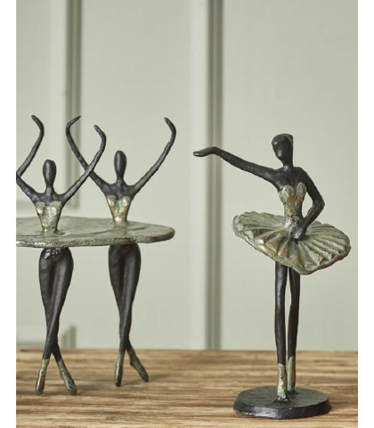 Giv din indretning et rustikt touch med den skønne og personlige metalfigur med 3 dansende ballarinaer
