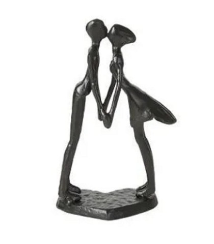 Speedtsberg sort metalfigur med kyssende par stående oven på en hjerteformet fod.