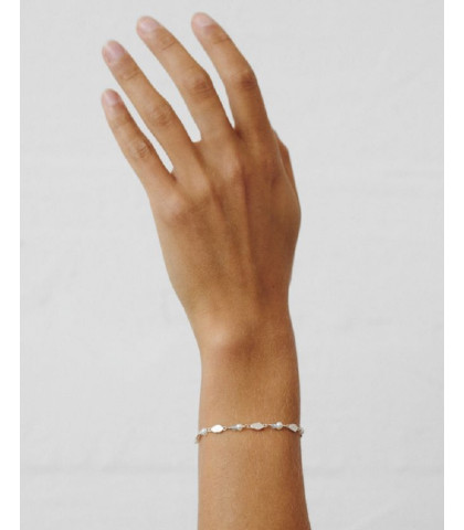 Pernille Corydon armbånd med feminine detaljer. Let og elegant armbånd, som pifter ethvert outfit op.