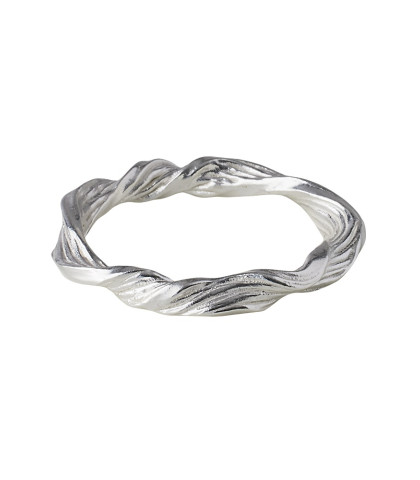 Elegant sølvring med fine detaljer og snoet udformning. Pernille Corydon fingerring i sølv med feminint udtryk