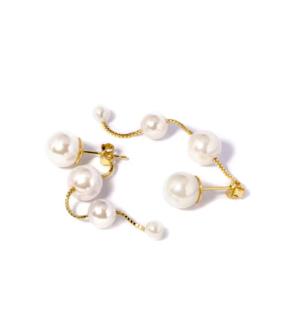 Perleøreringe som altid er moderne. Smykker med hvide perler er altid et hit og et must i din smykkesamling