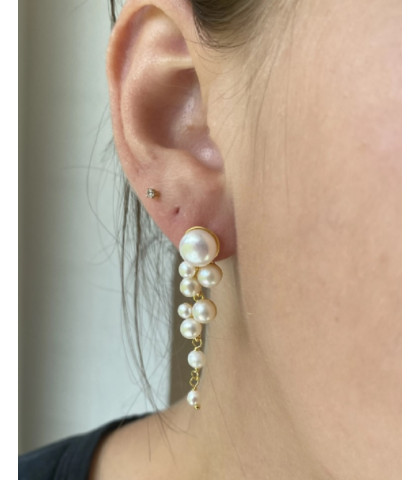 Klassiske øreringe som altid vil være moderne - ørestikkere med hvide ferskvandsperler i forskellige størrelser.