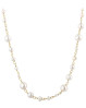Elegant Aqua Dulce halskæde med hvide ferskvandsperler fordelt rundt på kæden. En klassisk halskæde med perler som altid er moderne.