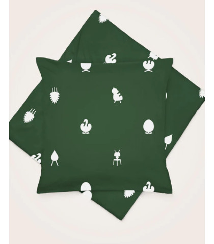 Grønt Brainchild sengetøj med hvide Designikoner. Stilfuldt og lækkert sengetøj som du sover godt i, og som samtidig er flot til indretningen