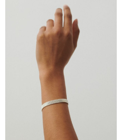 Meget smukt og klassisk armbånd som udstråler tidsløs elegance. Bred sølvarmbånd