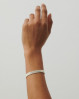 Meget smukt og klassisk armbånd som udstråler tidsløs elegance. Bred sølvarmbånd