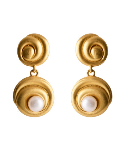Elegante og feminine øreringe fra Pernille Corydon. Shell Flower øreringene er udformet som små spiraler, og i midten er havets skat - en smuk ferskvandsperle