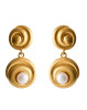 Elegante og feminine øreringe fra Pernille Corydon. Shell Flower øreringene er udformet som små spiraler, og i midten er havets skat - en smuk ferskvandsperle