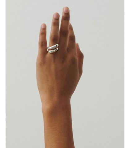Rain fingerring i sølv. Fyldig og elegant ring med helt glatte og blanke overflader.