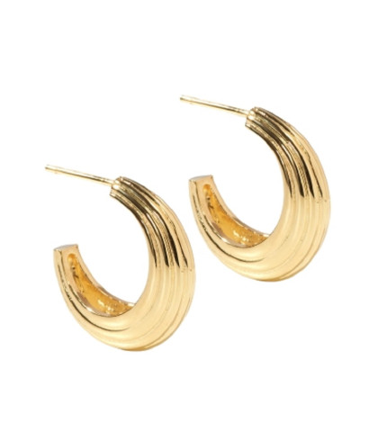 Sue hoops fra Aqua Dulce giver et feminint og elegant udtryk til outfittet. Forgyldte hoops med feminine detaljer.