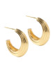 Sue hoops fra Aqua Dulce giver et feminint og elegant udtryk til outfittet. Forgyldte hoops med feminine detaljer.