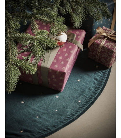 Skab hyggelig atmosfære til jul med det fine House Doctor juletræstæppe.